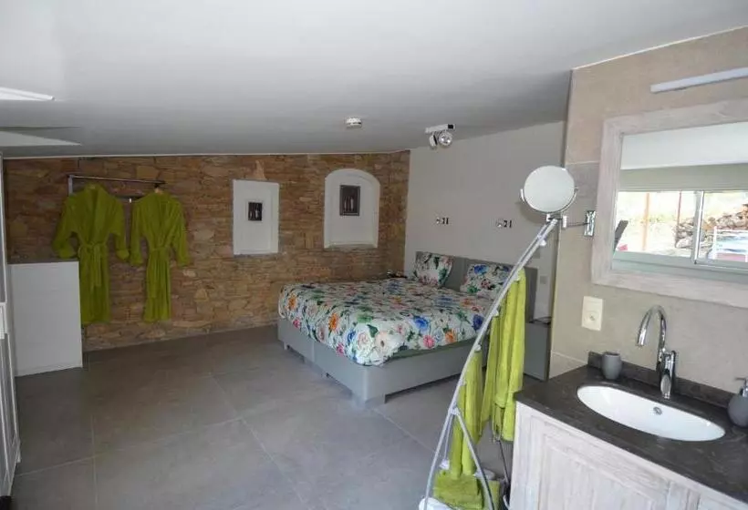 تختخواب و صبحانه Domaine De Claude