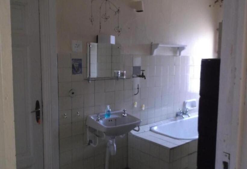 تختخواب و صبحانه Gamis Farm