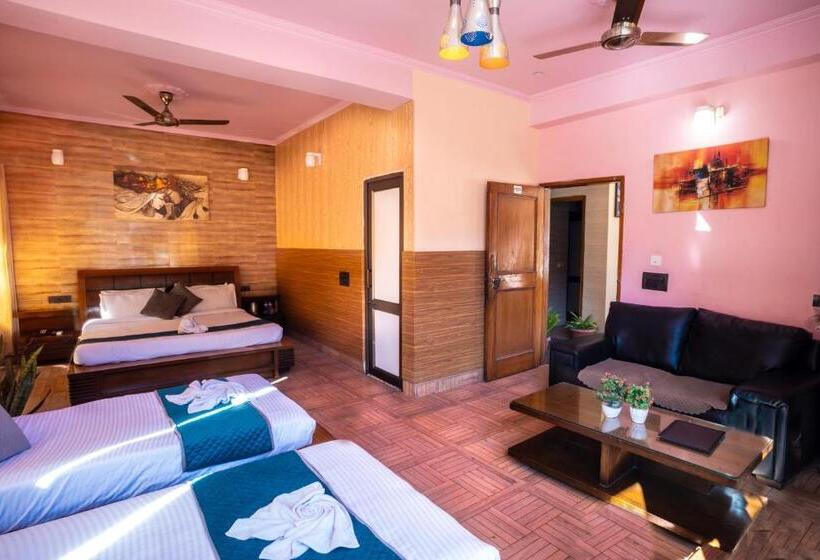 Hotel Chanakya Resort