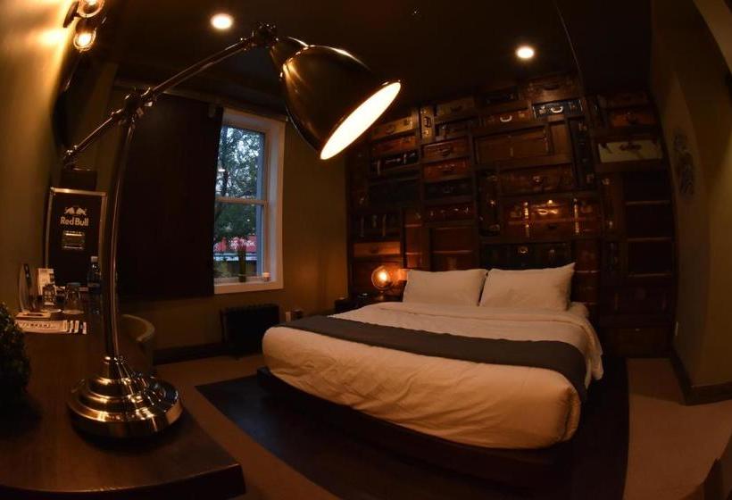 Crash Hotel Downtown Edmonton