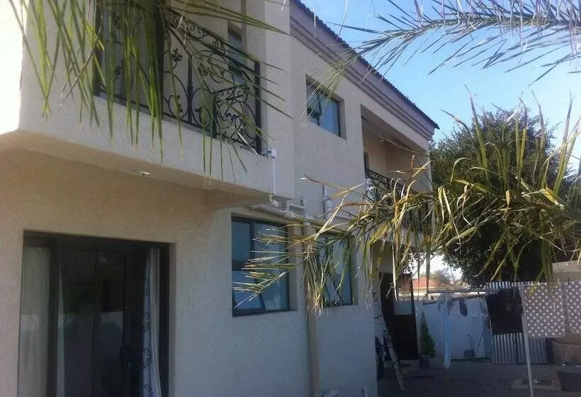 تختخواب و صبحانه First Avenue Guest House