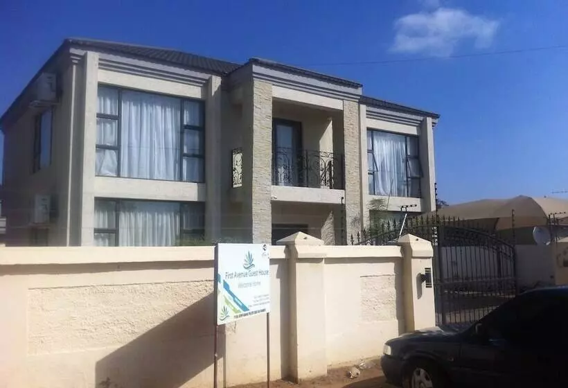 تختخواب و صبحانه First Avenue Guest House