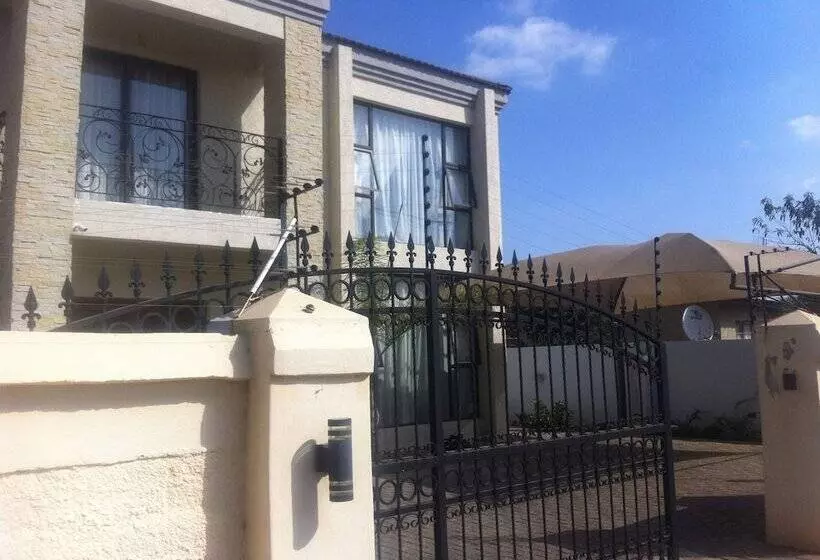 تختخواب و صبحانه First Avenue Guest House