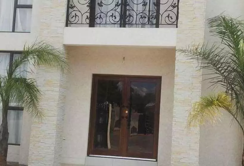 تختخواب و صبحانه First Avenue Guest House