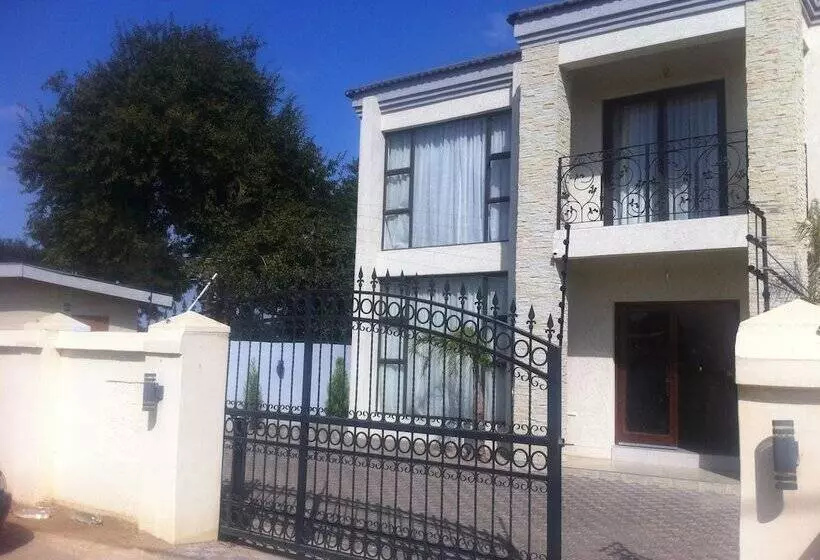 تختخواب و صبحانه First Avenue Guest House