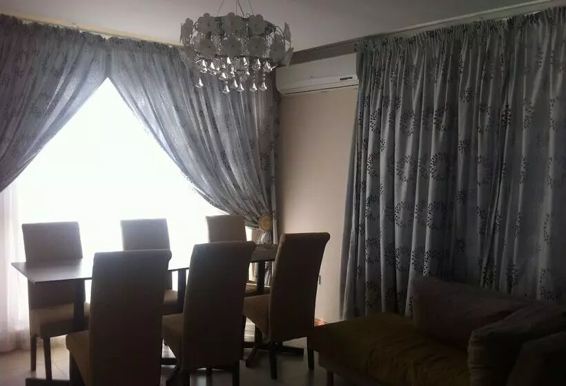 تختخواب و صبحانه First Avenue Guest House