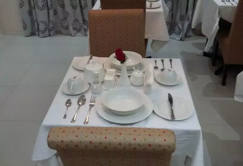 تختخواب و صبحانه First Avenue Guest House