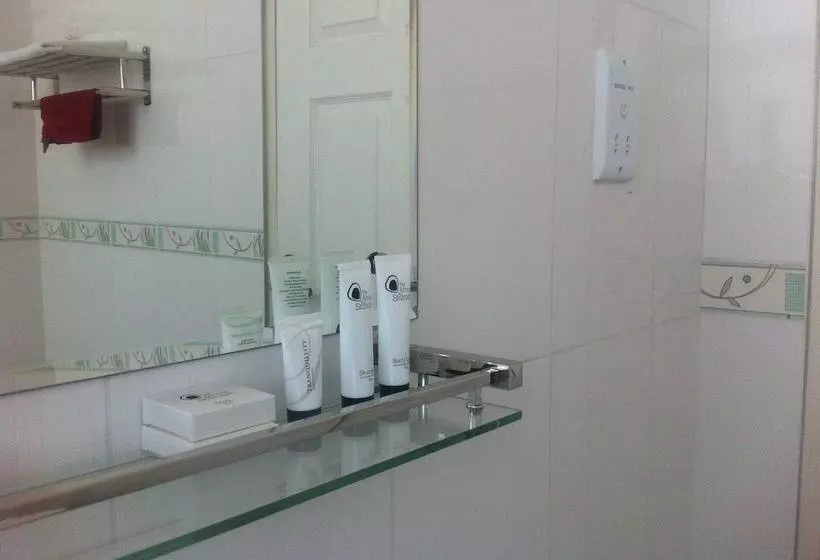 تختخواب و صبحانه First Avenue Guest House