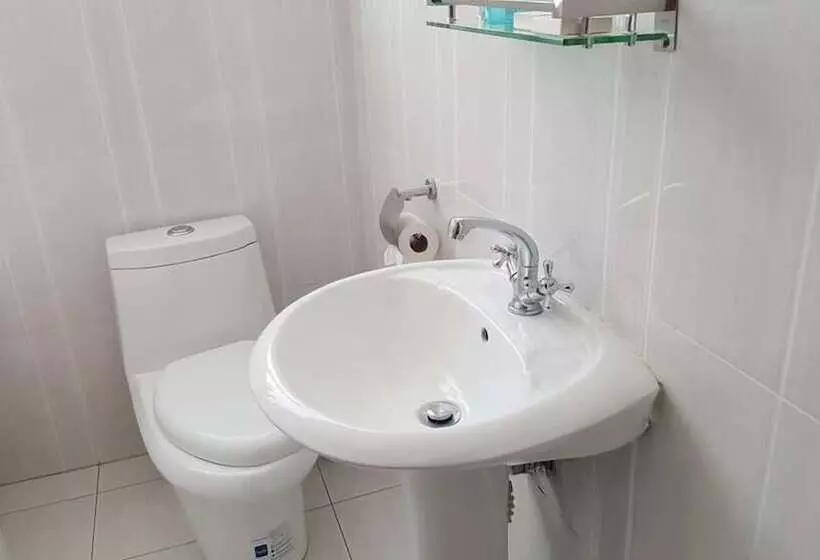 تختخواب و صبحانه First Avenue Guest House