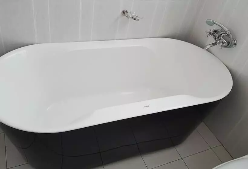 تختخواب و صبحانه First Avenue Guest House