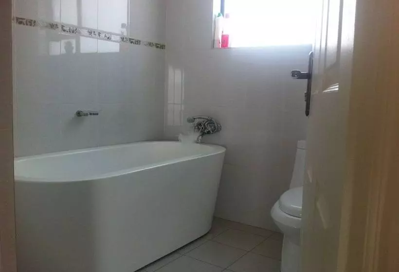 تختخواب و صبحانه First Avenue Guest House