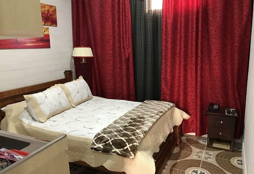 בית מלון כפרי Hollywood Paradise Zf