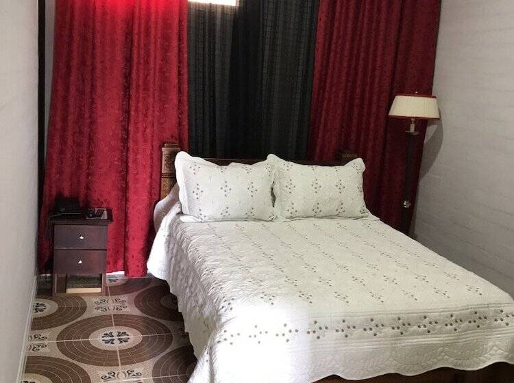 בית מלון כפרי Hollywood Paradise Zf