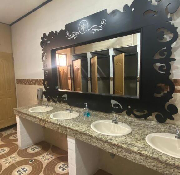 בית מלון כפרי Hollywood Paradise Zf