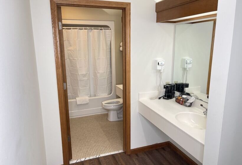 Отель Farmstead Inn And Conference Center