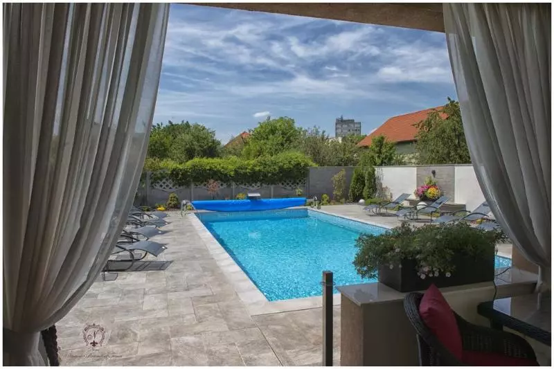 Hotelli Pensiunea Nora Prestige