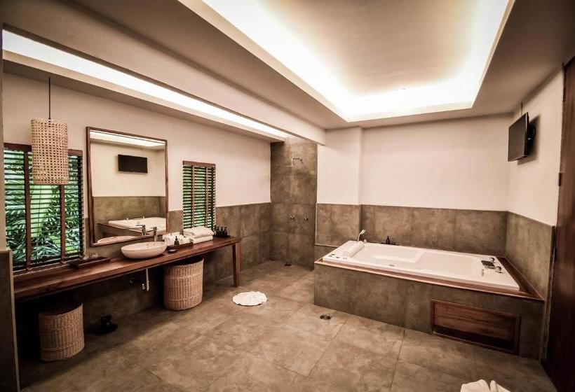 The Nine Thipthara Klongson Resort