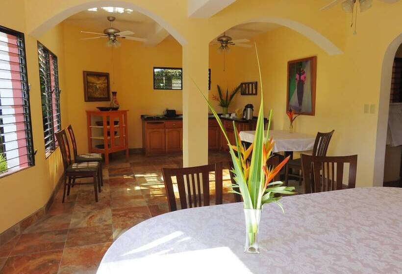 تختخواب و صبحانه Coral House