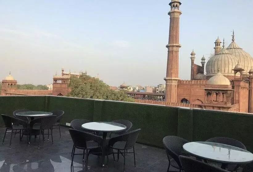 هتل Aiwan E Shahi