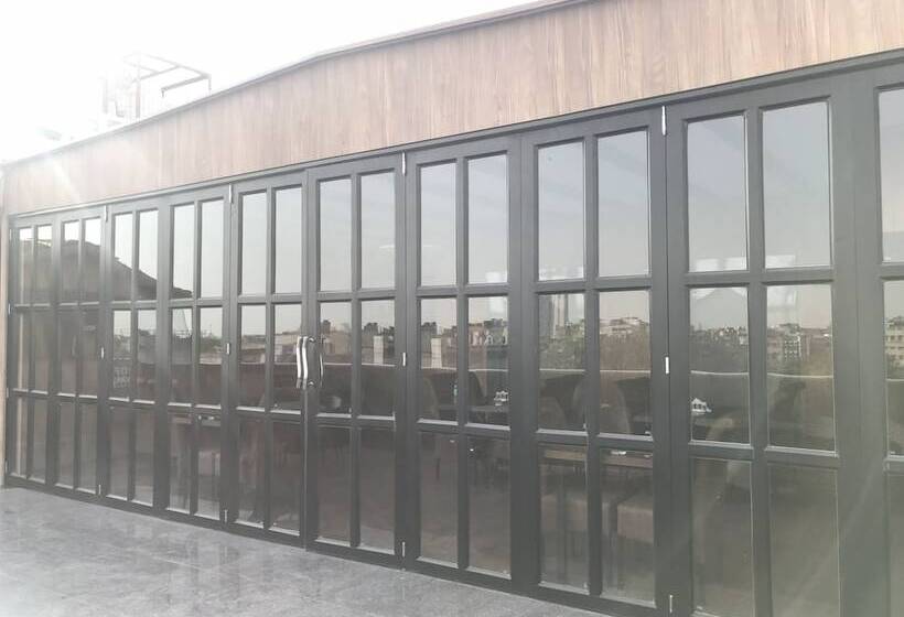 هتل Aiwan E Shahi