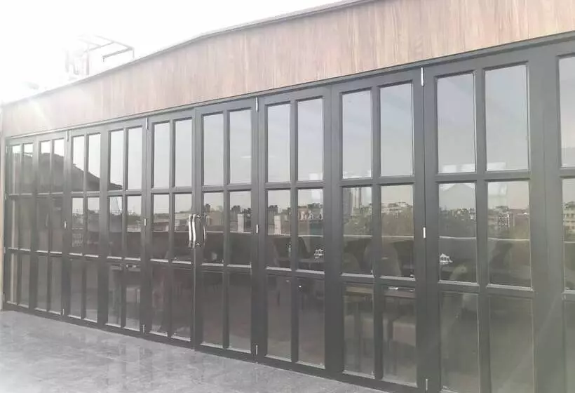 هتل Aiwan E Shahi