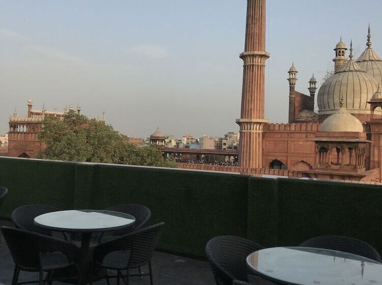 هتل Aiwan E Shahi