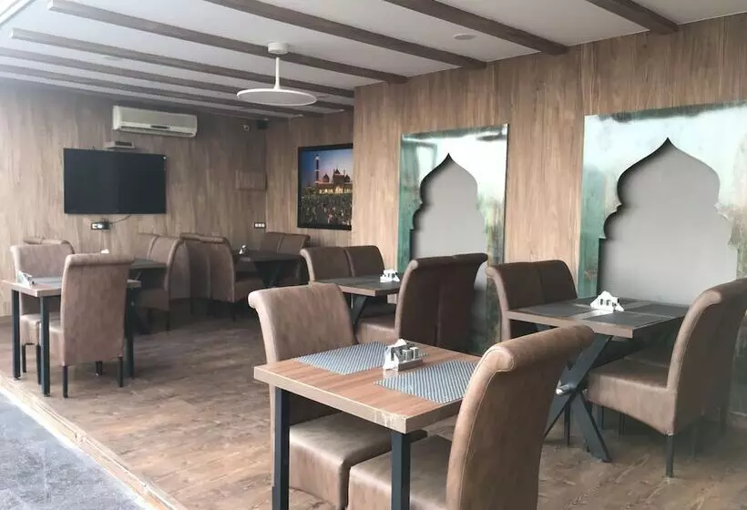 هتل Aiwan E Shahi