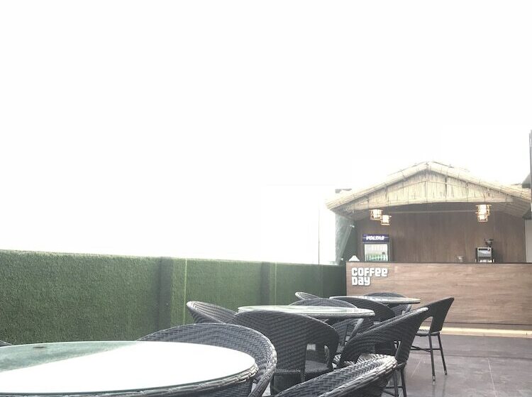 هتل Aiwan E Shahi