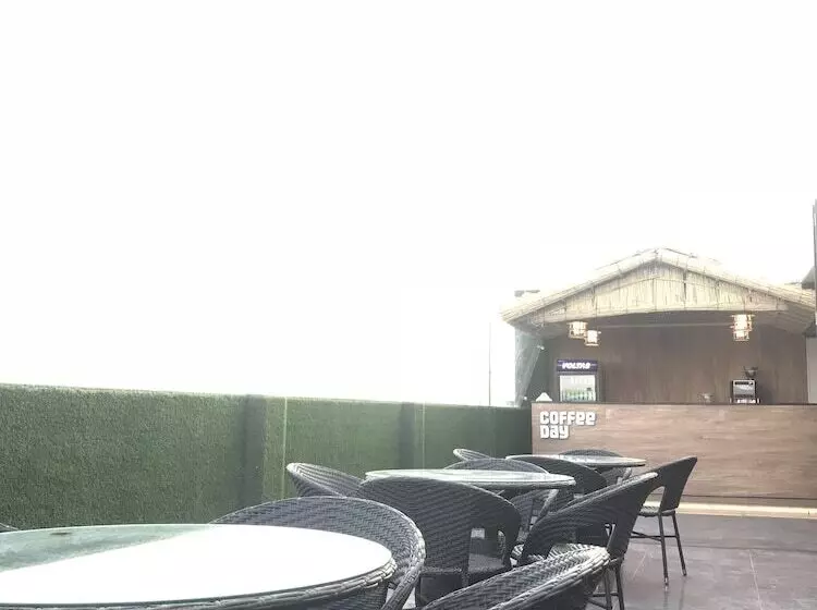 هتل Aiwan E Shahi