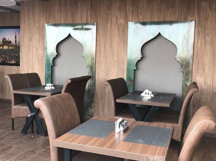 هتل Aiwan E Shahi