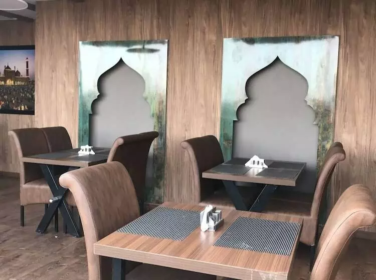 هتل Aiwan E Shahi