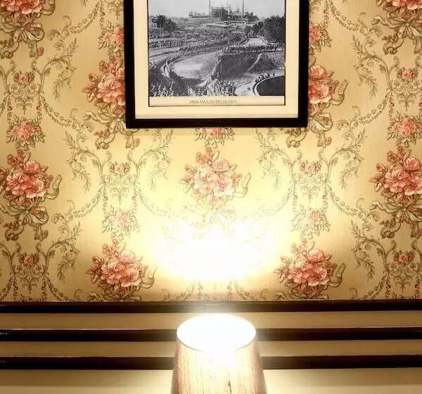 هتل Aiwan E Shahi