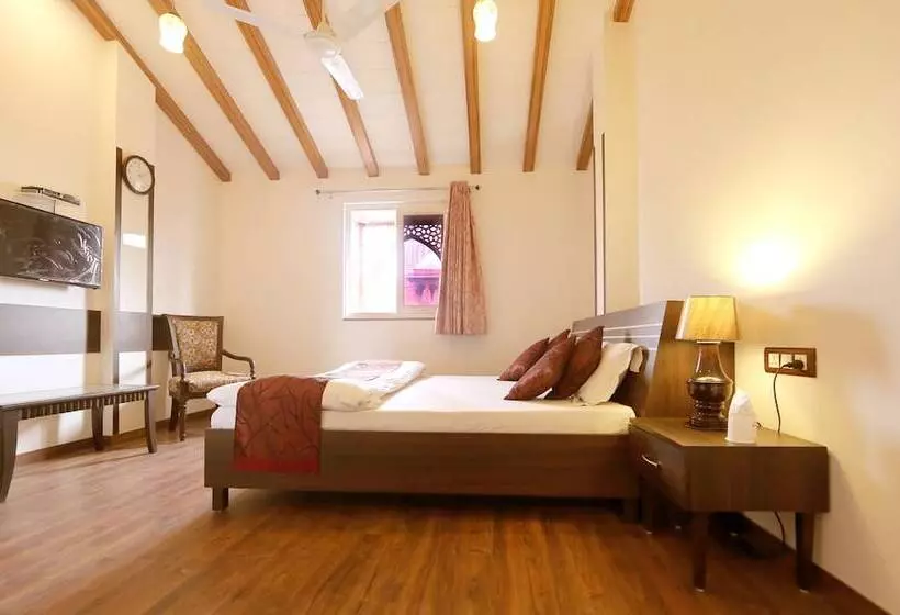 هتل Aiwan E Shahi