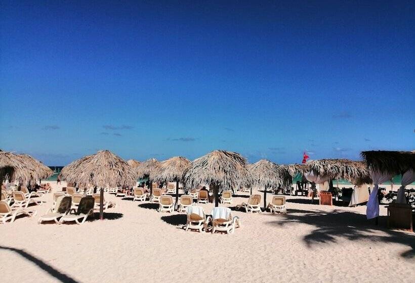 هتل Los Corales Beach Village