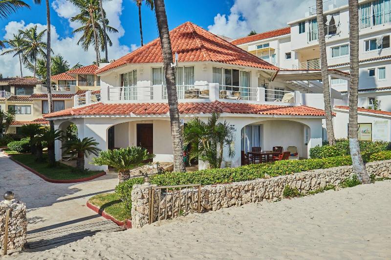 هتل Los Corales Beach Village