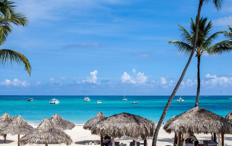 هتل Los Corales Beach Village