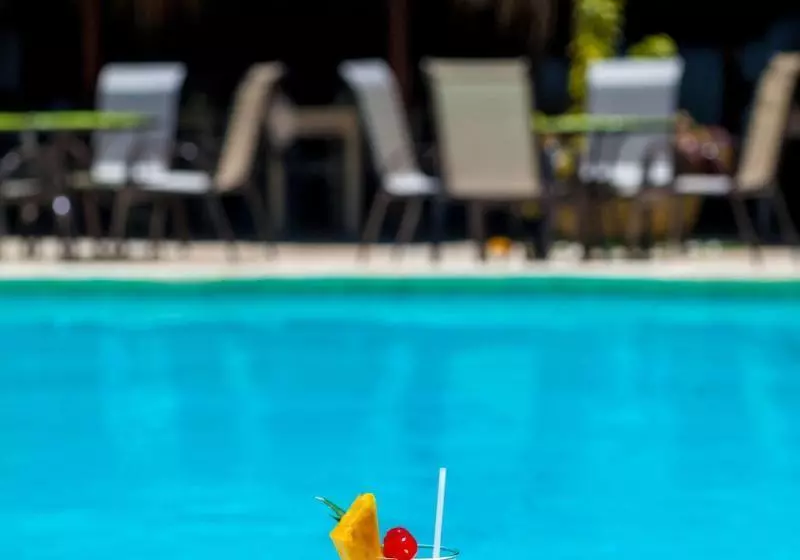 هتل Los Corales Beach Village