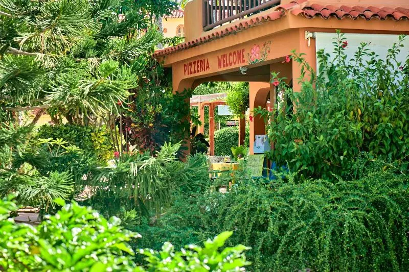 هتل Los Corales Beach Village