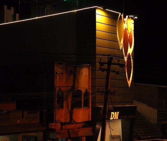 בית מלון כפרי Sdm Golden Tower