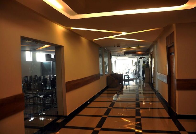 בית מלון כפרי Sdm Golden Tower