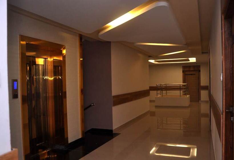 בית מלון כפרי Sdm Golden Tower