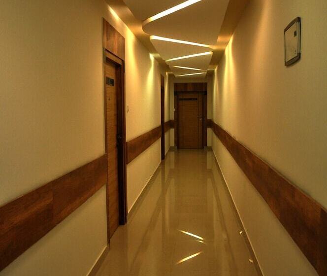 בית מלון כפרי Sdm Golden Tower