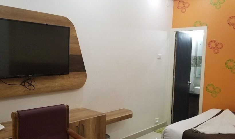 בית מלון כפרי Sdm Golden Tower