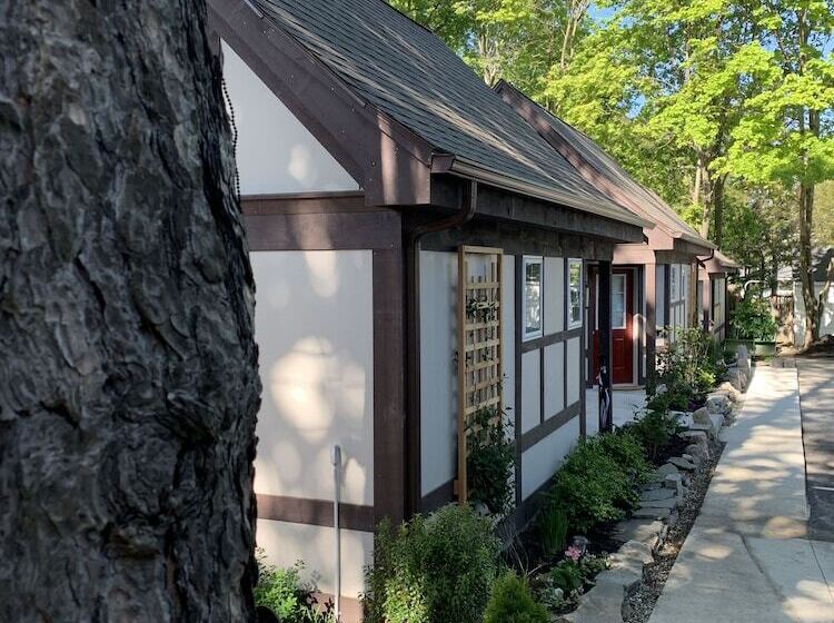 مبيت وإفطار Ivy Manor Inn Village Center