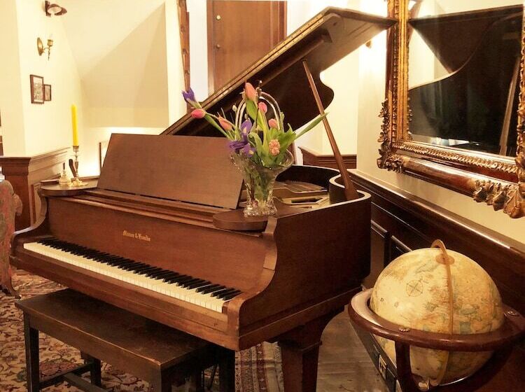 مبيت وإفطار Ivy Manor Inn Village Center