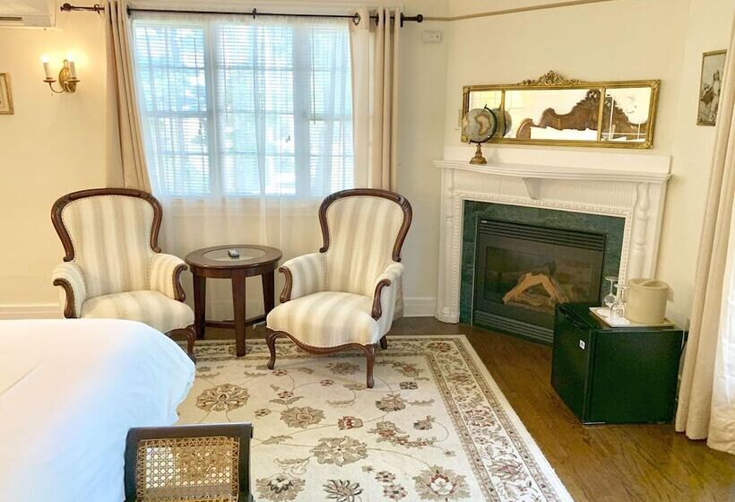 مبيت وإفطار Ivy Manor Inn Village Center