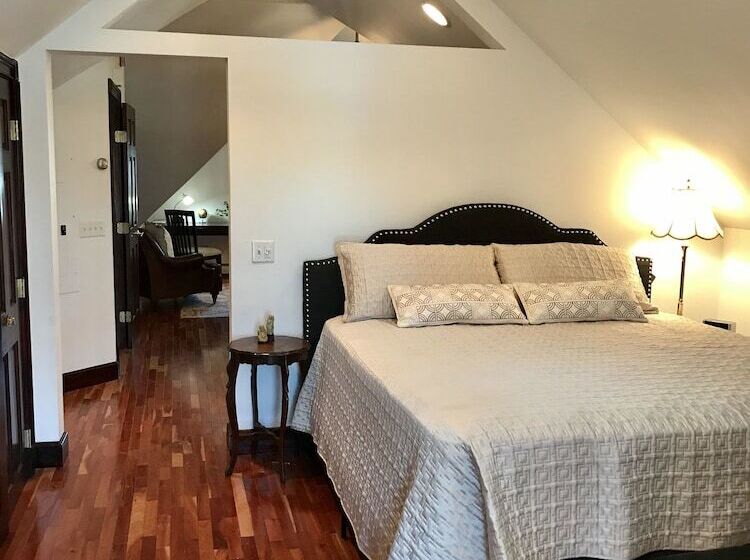 مبيت وإفطار Ivy Manor Inn Village Center