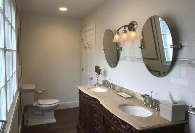 ベッドアンドブレックファースト Ivy Manor Inn Village Center