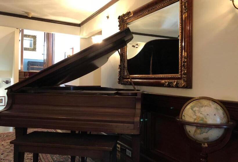 مبيت وإفطار Ivy Manor Inn Village Center