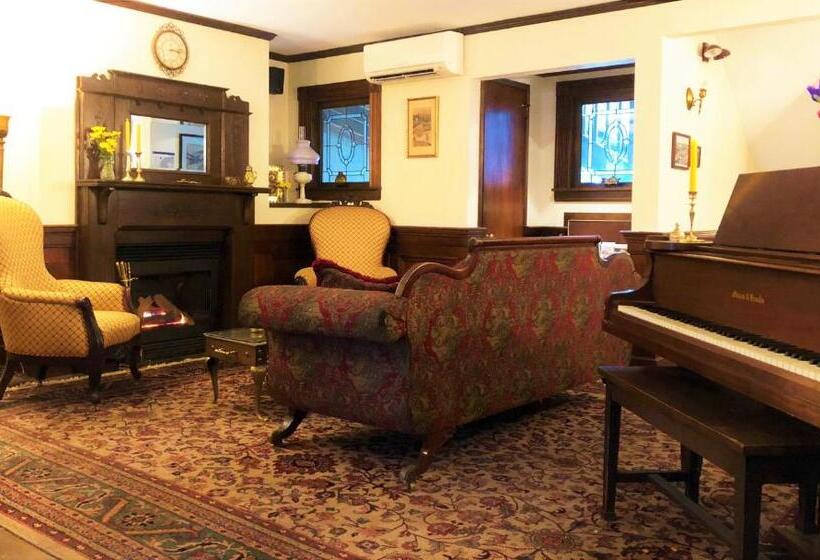 مبيت وإفطار Ivy Manor Inn Village Center